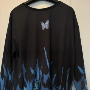 Sweatshirt  - Använd några gånger, nopprig men annars bra skick 