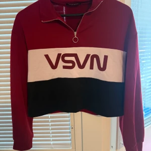 Half zip tröja från SHEIN - Croppad half zip tröja från SHEIN med färgblock i vinrött, vitt och svart i storlek S.