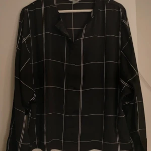 Skjorta - Använd fåtal gånger men är i fint skick. 