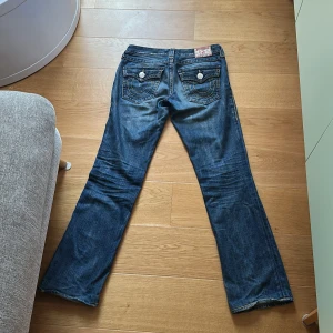 Vintage True Religion jeans - Säljer dessa ascoola vintagejeansen ifrån True Religion!! De är i bootcut/straight och i fint skick🩷Midjemåttet rakt över är 39 cm och innerbenslängden är 78 cm. 