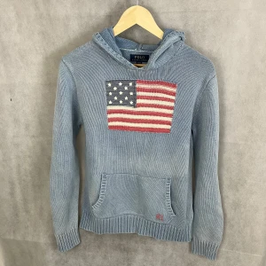 Ralph Lauren hoodie - Riktigt soft raffe hoodie i storlek XL barn. Modellen är 185 och den är för liten. Fint skick
