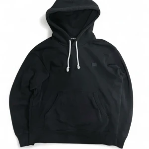 Acne Studios hoodie  - Riktigt snygg svart Acne Studios hoodie. Mycket bekväm. Storlek L men passar som M. Mycket bra skick. Tillverkad i Portugal. Skriv i dm om du har frågor, kan även skicka mer bilder samt mått. Pris kan diskuteras!