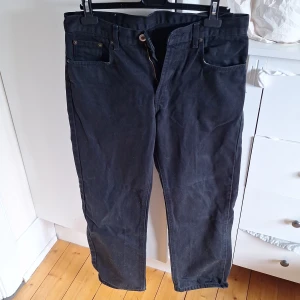 Svarta jeans herr - Ett par svarta jeans som passar till allt. Ett mellanting mellan  tajta och lösare jeans!