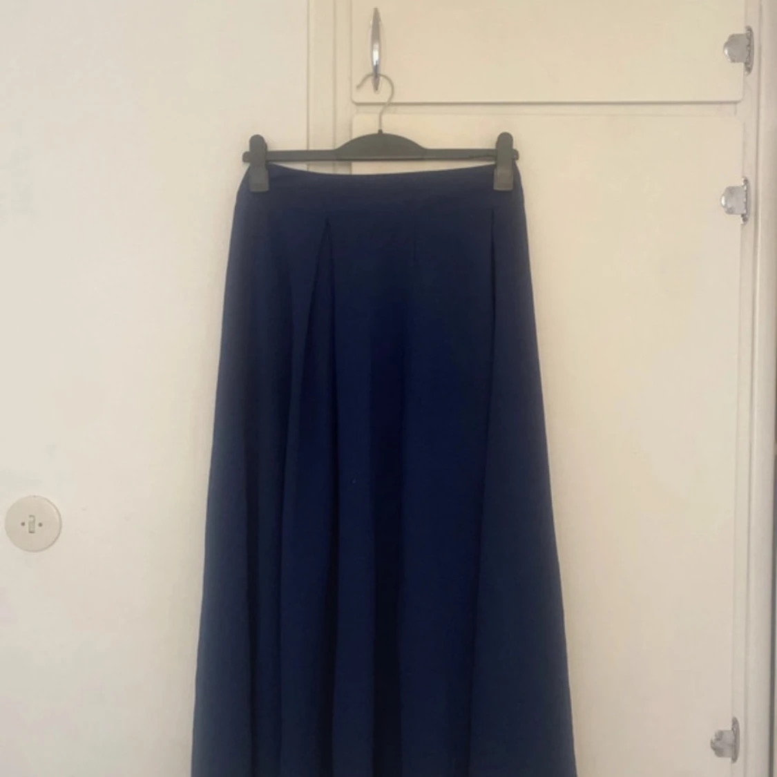 Mörkblå långkjol med veck - 1