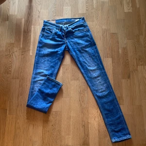 Ljusblå slim fit jeans från Dondup - Säljer ett par ljusblå slim fit  jeans från Dondup              De är av det smalare laget längs benen men sitter bra                                                                                 De är i prima skick - Endast använda ett par gånger                                                                                   Hör av dig vid fundering 