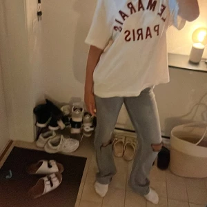 Grå ripped jeans från Gina Tricot - Säljer ett par grå jeans från Gina Tricot med raka ben och slitna hål vid knäna. Jeansen har klassisk femficksdesign, normal passform och är i ett mjukt denimtyg. Perfekta för en chill och trendig look.❤️