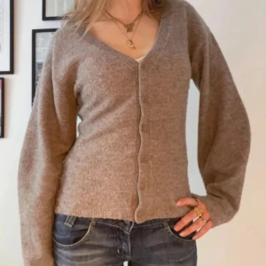 Beige kofta från Lindex med v-ringning - Snygg kofta från Lindex. Inga defekter. 💕