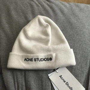 Vit mössa från Acne Studios - Säljer en helt ny mössa från Acne Studios som tyvärr inte kommer till användning. Fick den som present, men har inget kvitto. Mössan är äkta och kommer direkt från Acne Studios.