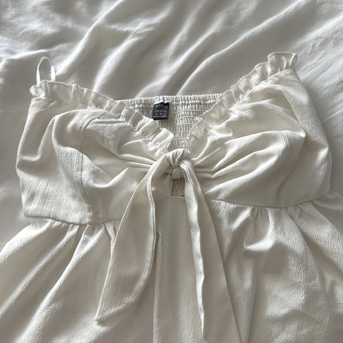 Vit linnetopp med rosett från SHEIN - 2