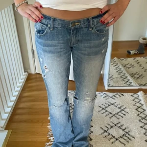 Bootcut jeans Abercrombie & Fitch blå - Lånad första bild! Bootcut jeans från Abercrombie fitch, low waist! Midjemått: 78 cm💓 har lånat den första bilden för att tydligare visa färgen! På mina bilder ser färgen mörkare ut än vad den är 💓