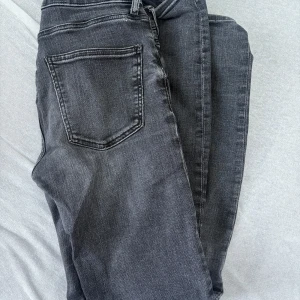 Skinny Jeans Zara - Fina och oskadade svart jeans. Storlek S men skulle kunna tänka mig även M, de är även långa i ben.