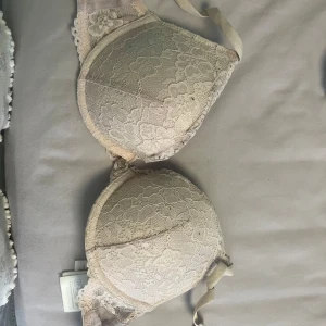 Push up bh - Andvänd ganska mycket därav lite nopprig annars inga defekter 