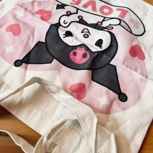 Fin tote bag med Kuromi-motiv! - Fin tote bag i canvas med Kuromi-motiv. Mått: 35 x 35 cm. Oanvänd. 