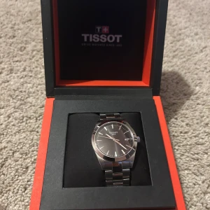 Tissot Gentleman Quartz 40mm med svart tavla - Har haft klockan stående och har endast testat den. Riktigt fint skick 9.5/10 ingen täcken på användning. Säljer eftersom jag inte använder den.  Hör av dig vid frågor. Kvitto finns. 