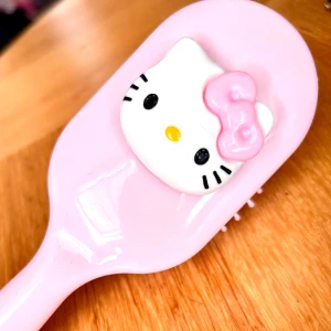 Söt liten borste med Hello Kitty-motiv! - Söt liten rosa borste med Hello Kitty-motiv. Längd: 18 cm. Oanvänd. 