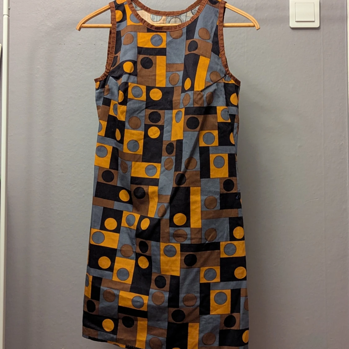 Retro mönstrad ärmlös klänning - 1