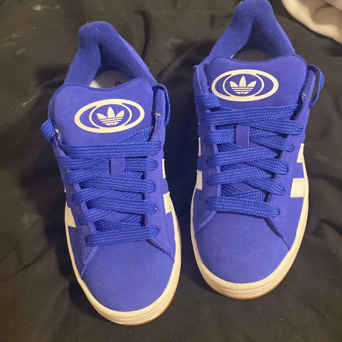 Blå adidas sneakers med vita ränder