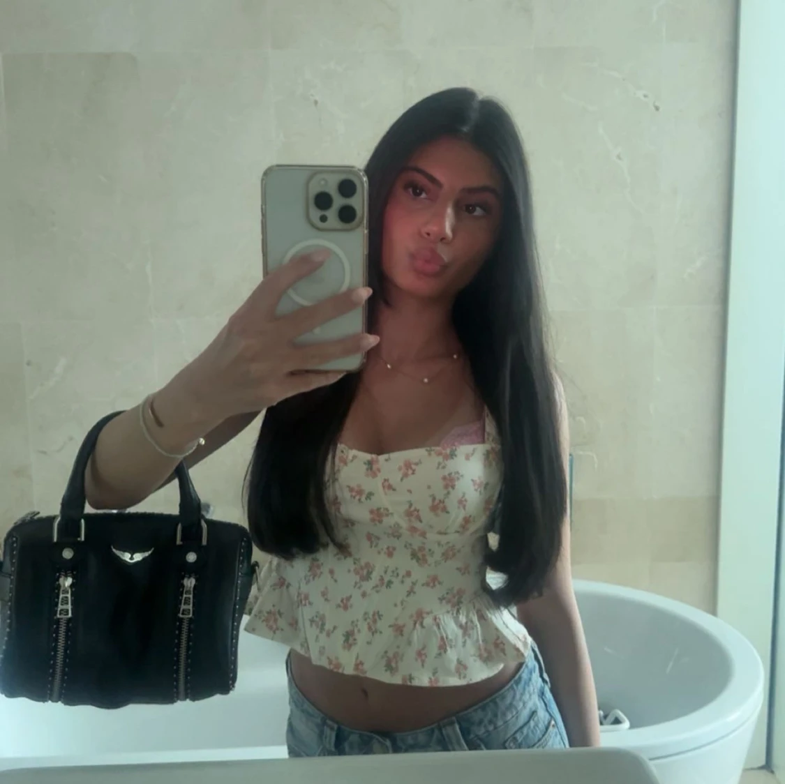 Blommig volangtop med söt passform