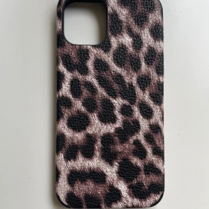 Leopard mobilskal - Fint mobilskal till en 12/13 mini iphone!