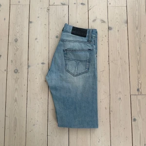  Tiger of Sweden - Riktigt snygga jeans från Tiger Of Sweden. De är i en fin ljusblå färg och ett skönt materialet👍 Längd (hela benet): 108cm📏 Bredd: 38cm📏 w29/L34                                                              Skick:8/10, den har små defekter som inte märks.        Kontakta vid frågor, bud eller köp!🎉
