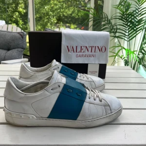 Valentino open - Valentino open, storlek: 46 | Skick: Bra skick | Tillbehör: Box, dustbag och valentino kort. Skorna är lagade hos en skomakare och lagningen gör att man går stadigare eftersom att det är en helt plan tya vid hälen. Pris går att diskutera