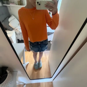 Orange stickad tröja  - Säljer en snygg orange stickad tröja från Amisu, köpt på new Yorker. Superenkel att styla med jeans eller kjol. Säljer även oranga byxor som är i set med tröjan, köper man båda får man settet för 150 kr💖