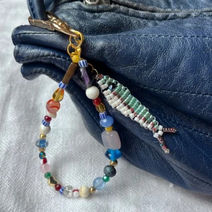 Färgglatt bagcharm med fiskberlock - Unik bagcharm med mixade pärlor i olika färger och former, dekorerat med en handgjord fiskberlock av små glaspärlor. Handgjord av mig! ✨