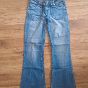 lågmidjade diesel jeans bootcut/flared - jättesnygga jeans från diesel som jag köpte på vinted men inte kommer till användning💕 priset kan diskuteras dom är lite mörkare irl!