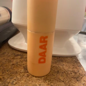DAAR Bronzer Cinnamon Roll Stick - Bronzer i stickformat från DAAR i nyansen Cinnamon Roll. Kommer i en smidig, ljusgul plastförpackning med orange text. Färgen är varm brun, perfekt för att ge ansiktet en solkysst look. Enkel att applicera direkt på huden och blenda ut.