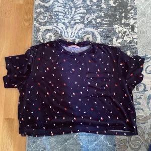 Pyjamas  - Mörkblå pyjamas från hunkelmöller i storlek M. Setet är superskönt och har även en gick framtill på bröstet. 