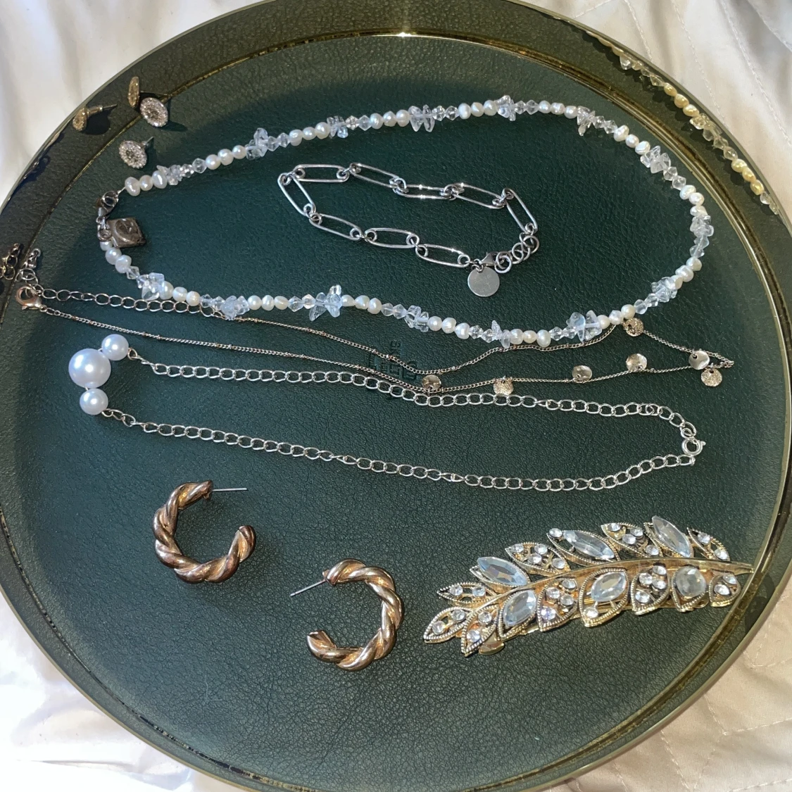 Mix av halsband, örhängen & hårspänne