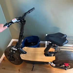 Ev2000 scooter - Köp inte annonsen!! Nästa helt ny Ev2000 scooter, Motor på 2000W som ger en sjukt kraftfull effekt, den kör runt 40-50 km/h finns att hämta i Helsingborg. Nypris på scootern runt 13,000 sen är den special byggd. Kedjan tagits av och motorn lagd intill däck så den inte behöver kedja eftersom kedjan alltid går sönder och krånglar, även lagt in en större motor och tagit av dom små fjuttiga däcken och satt på stora feta fatbike däck så du glider runt som en riktig boss, du gasar som en moped på den.