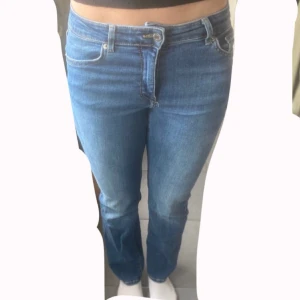 Blå jeans från Vero Moda, 28/32 - Snygga blå jeans från Vero Moda i klassisk denim. Modellen har normal passform med raka ben och midwaist/lowwaist. 
