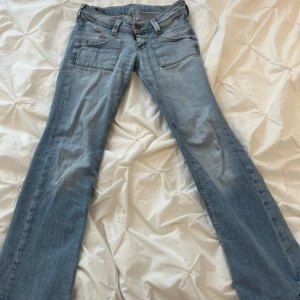 Lågmidjade jeans - Lågmidjade jeans med revor, inga tecken på användning. MIDJEMÅTT: 36 cm, INNERBENSLÄNGD: 72 cm, MIDJEHÖJD: 17 cm