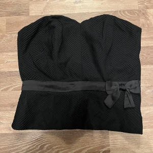 Topp - Så fin svart topp. Storlek M men passar också S. 