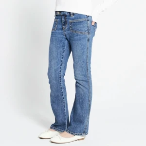 Lågmidjade Blå bootcut jeans med raka ben - Snygga blå jeans med bootcut och raka ben. Klassisk femficksmodell med hög midja och tydliga sömmar. Perfekta för en avslappnad men trendig look. Tillverkade i slitstarkt denimtyg.