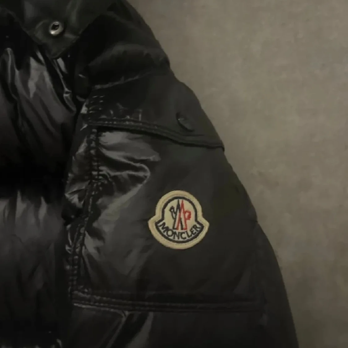 Svart Moncler dunjacka med huva - 1