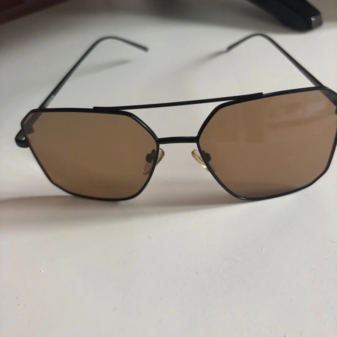 Svarta solglasögon med bruna glas