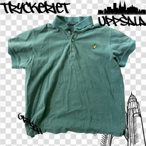 Grön pikétröja från Lyle & Scott - Snygg grön pikétröja från Lyle & Scott med klassisk krage och tre knappar framtill. Tröjan har korta ärmar och den ikoniska gula loggan broderad på bröstet. Perfekt för en chill och stilren look.
