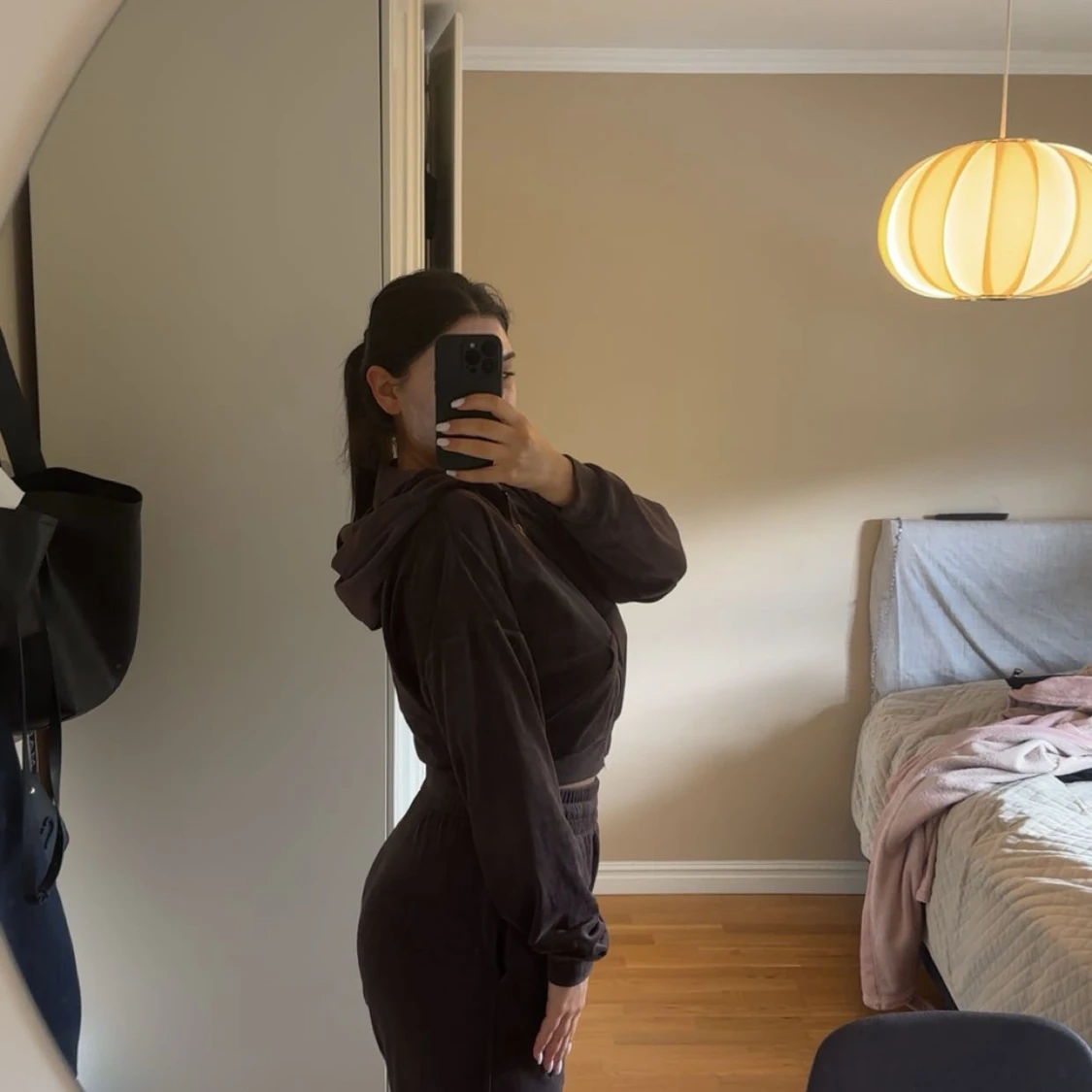 Mörkbrun croppad hoodie med dragkedja med matchande byxa  - 1