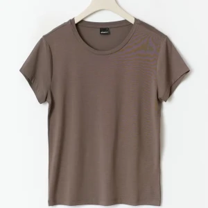 Brun t-shirt - Snygg brun T-shirt, basic men passar till allt! Använd 1-2 gånger. Nypris är 169kr. Om du har någon fundering eller bud så skriv privat! 🤩🙏🏻💘