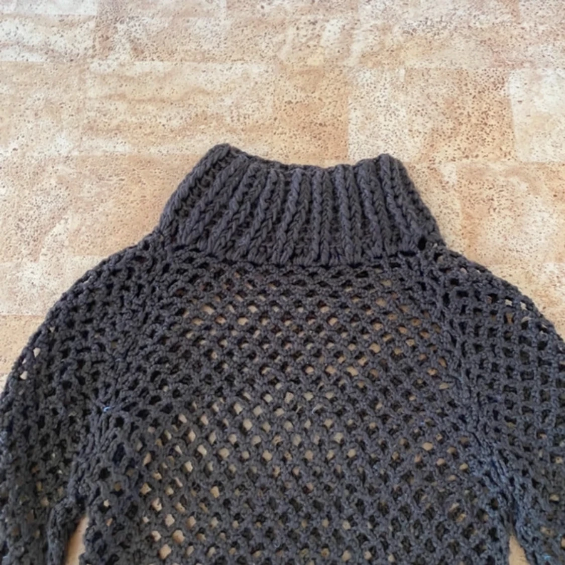Mörkbrun stickad polotröja - 1