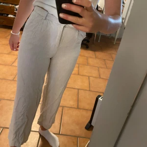 Linnebyxor NLY - Stl 34, lite slitage vid ena fickan annars bra skick 