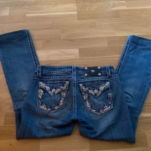 Miss me jeans  - Säljer mina Miss me jeans då de inte kommer till användning,köptes på Plick och de hade två hål på insidan av låren som jag sytt ihop,det står att de är w28 men jag skulle säga att de passar mer som w27. Pris går att diskutera vid snabb affär