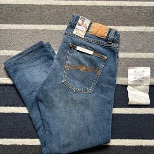 Nudie Jeans - Lean Dean - Tjena! Säljer nu dessa feta NudieJeans. Extremt fint skick, för småa för mig, förkortade. Vid frågor kontakta gärna. Nypris på 1600, kvitto och allt medföljer. Mvh