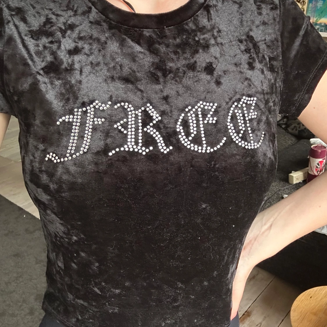 Svart sammetst-shirt med strass - 1