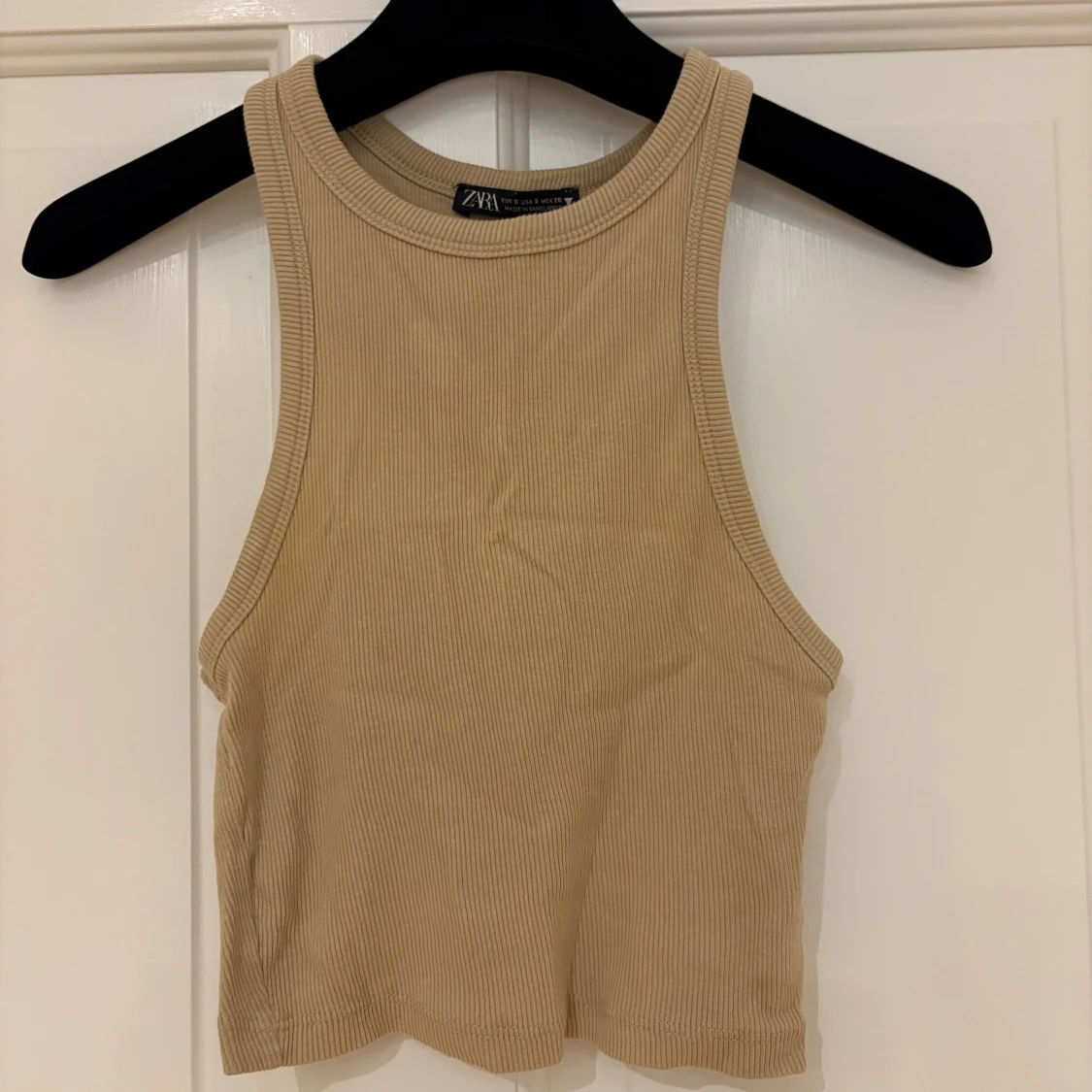 Beige ribbad linnetopp från Zara