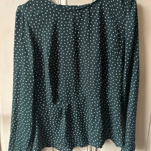 Prickig tröja - Helt oanvänd prickig tröja med detaljer nertill