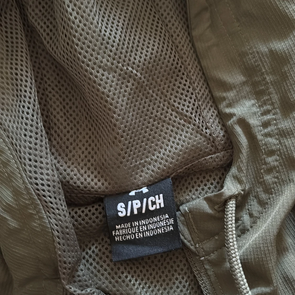 Olivgrön vindjacka från Under Armour - 1