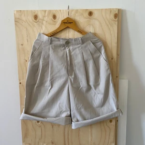 Hög-midjade shorts - Fint skick, står ej storlek men gissar på 36-38